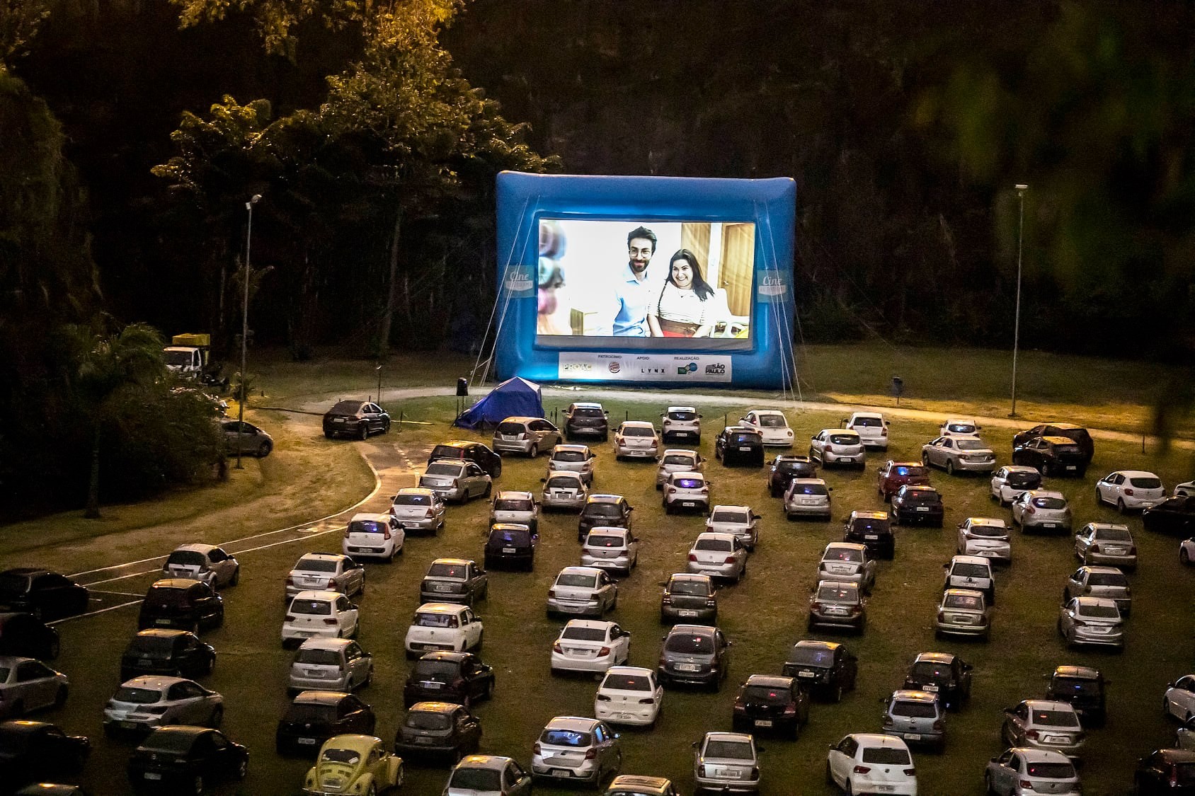 Com previsão de temporais, sessões gratuitas de cinema drive-in são adiadas em Piracicaba