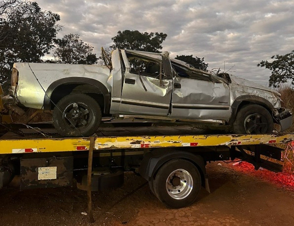 Homem morre após capotar caminhonete na MG-190, em Monte Carmelo