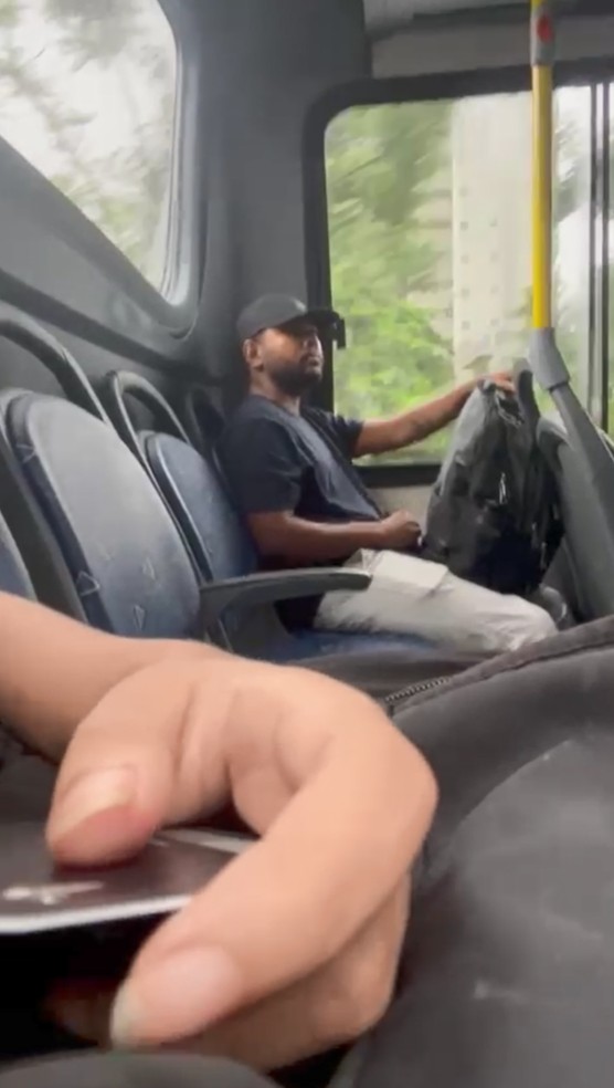 Homem investigado por assédio em ônibus do Rio presta depoimento: 'Ele se reconheceu, mas não falou do ato em si', diz delegada