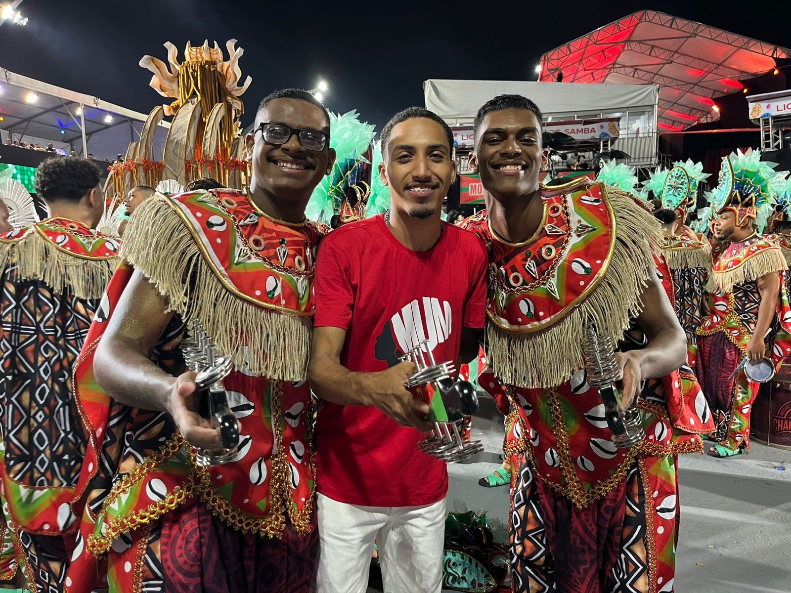 Entre uma bateria e outra, jovens que tocam em mais de três escolas de samba encaram correria: 'O segredo é treino'