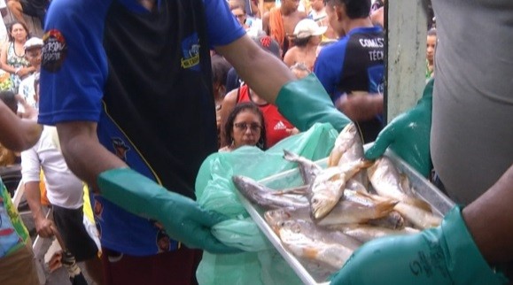 'Milagre de Páscoa': peixeiro arrecada 5 toneladas de peixe e distribui a duas mil famílias em periferia de Belém