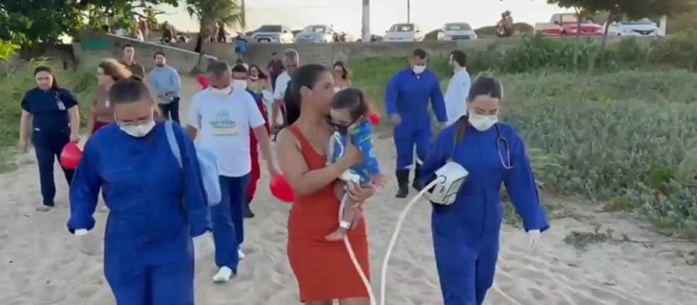 Thomas em ida à praia com equipe médica — Foto: Reprodução/Inter TV Cabugi