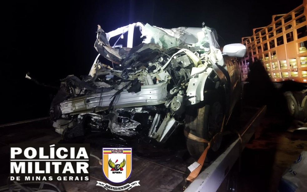 Enfermeiro bate carro em caminhão com botijões de gás e morre na MGC-460, em São Lourenço, MG — Foto: Polícia Militar Rodoviária