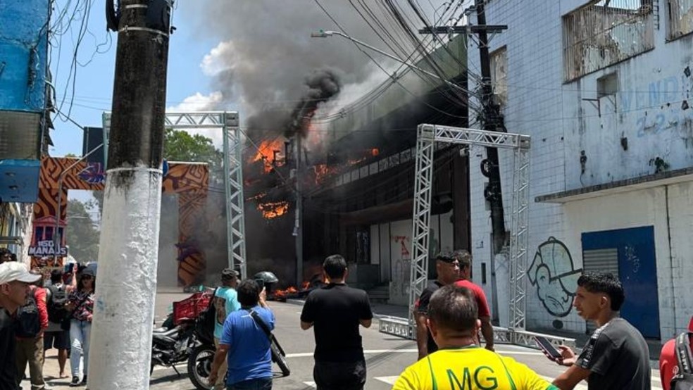 Incêndio é registrado no antigo Banco da Amazônia, no Centro de Manaus — Foto: Reprodução/Redes Sociais