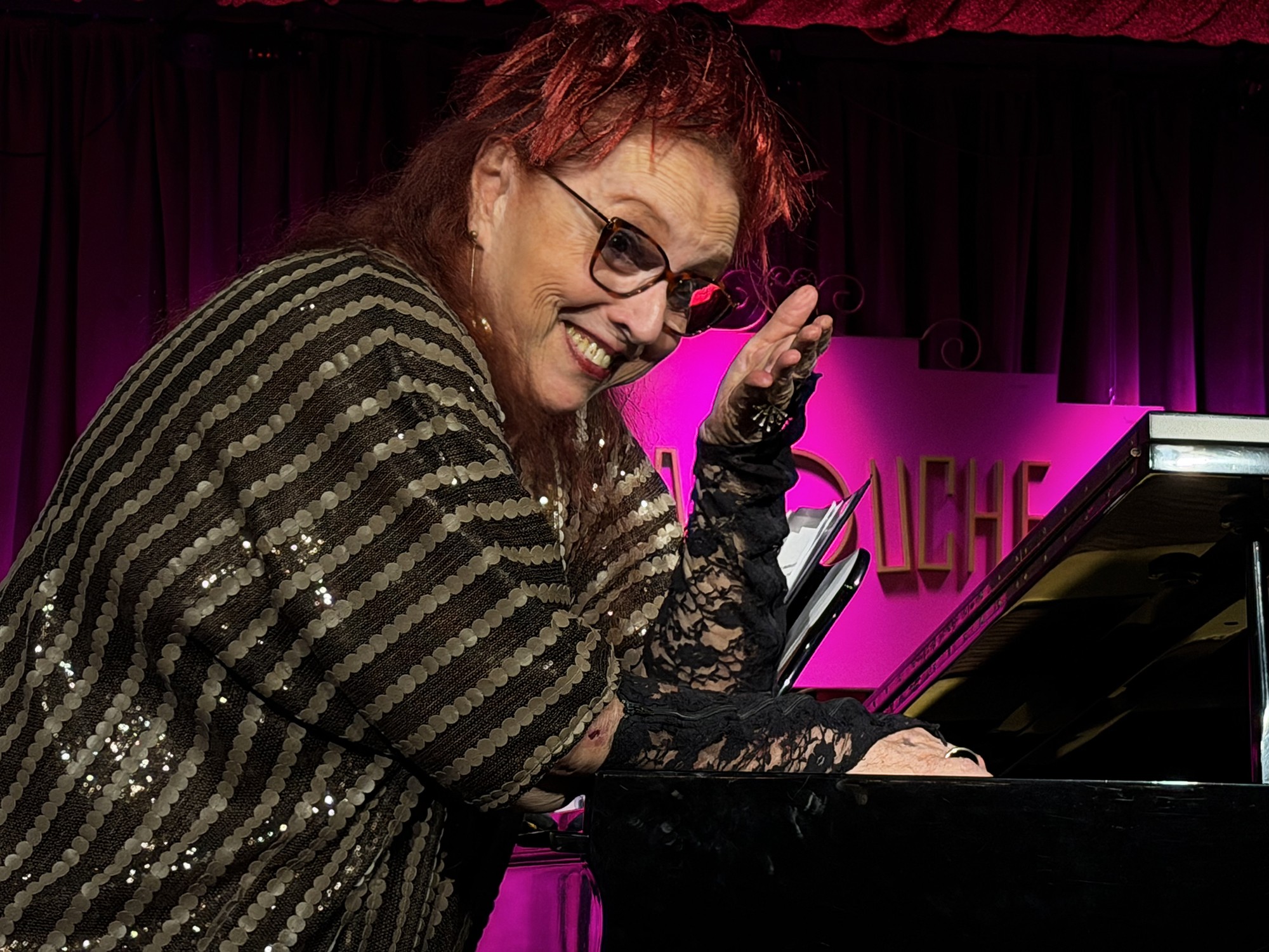 Cida Moreira reacende a fogueira de Angela Ro Ro com mais coesão na volta do show ‘Me acalmo danando’ ao Rio