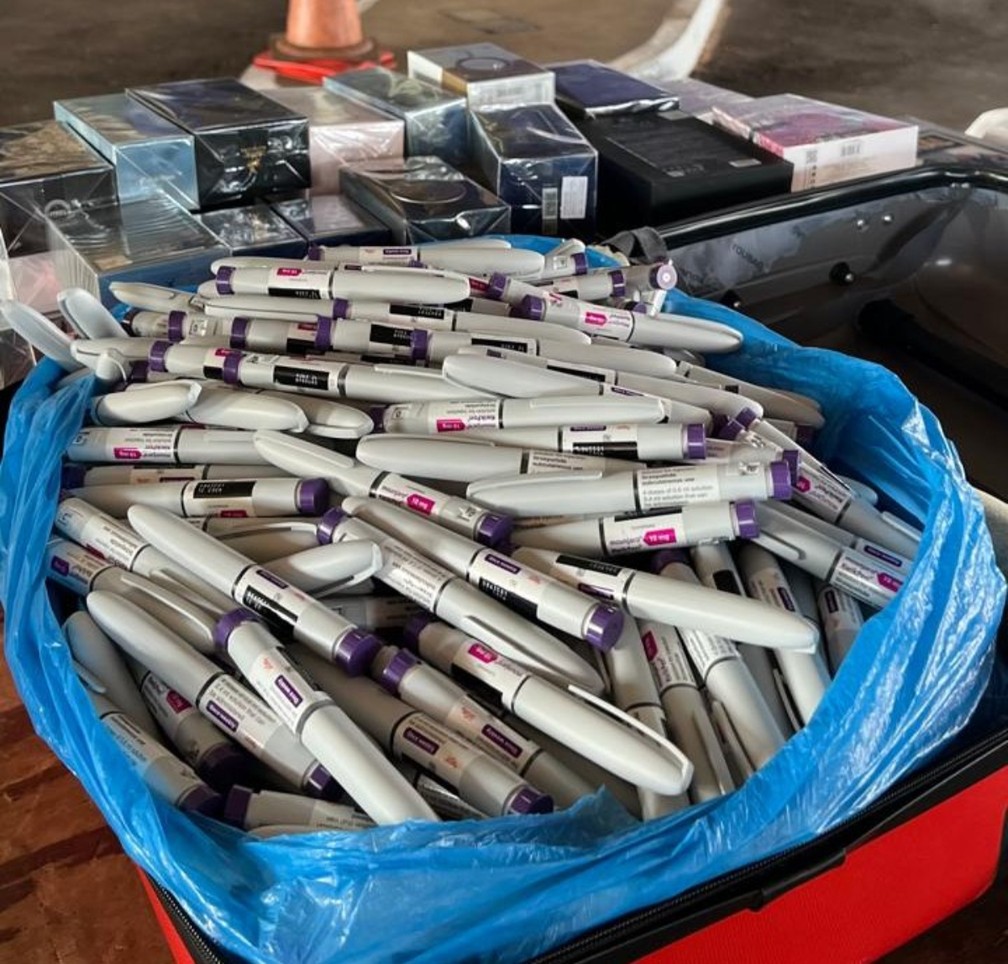 Produtos foram encontrados em um veículo com placas brasileiras na Ponte Internacional da Amizade — Foto: Receita Federal