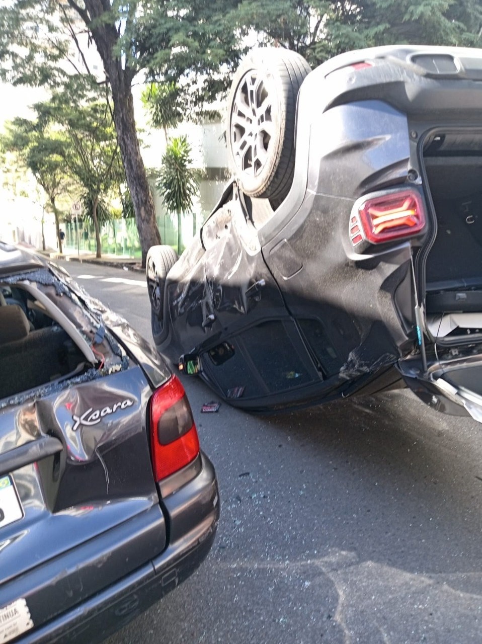 VÍDEO: carro capota após batida em cruzamento no bairro Santo Antônio, em BH