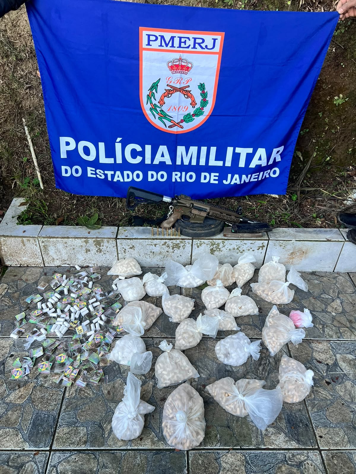 Fuzil e cerca de 147 kg de drogas são encontrados em tonel enterrado em área de mata, em Angra dos Reis