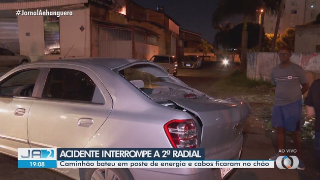 Acidente interrompe trnsito na Avenida Segunda Radial, em Goinia