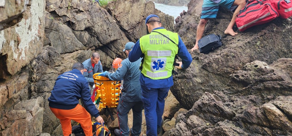 Socorristas durante resgate a turista que caiu de trilha em costão de Penha, SC — Foto: CBMSC/Divulgação