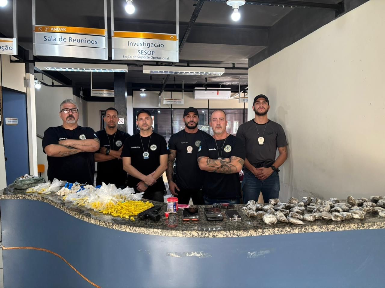 Casal é detido com mais de 2 kg de drogas dentro de casinha de cachorro em Itaocara