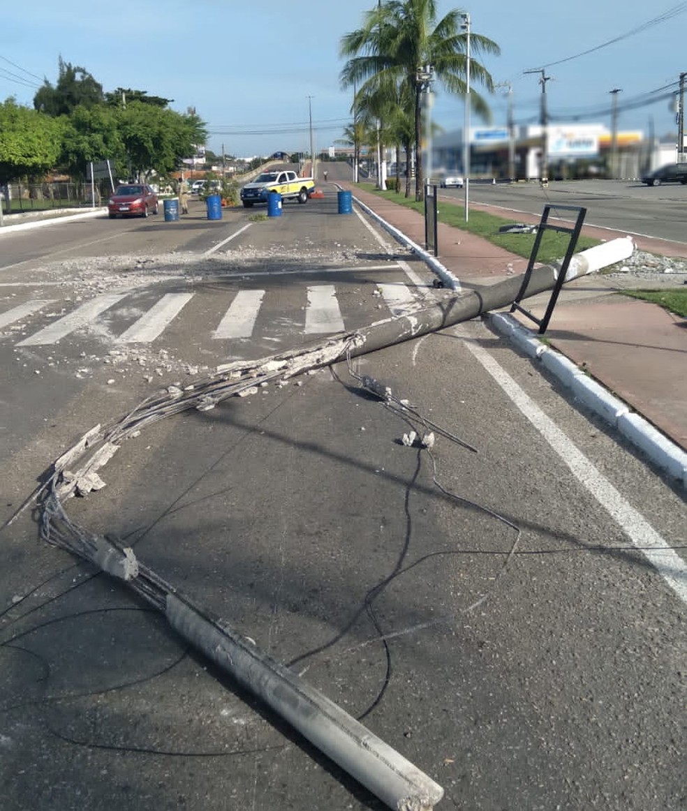 Condutor colide contra poste em Aracaju (SE).  — Foto: SMTT/ SE