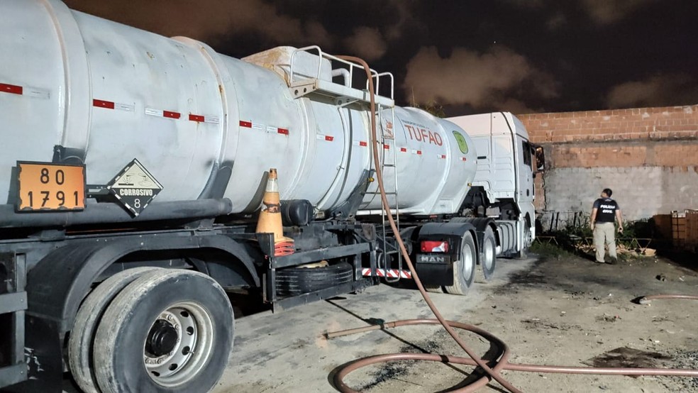 Caminhão carregado de cloro encontrado em galpão clandestino em Maceió — Foto: Ascom PC-AL