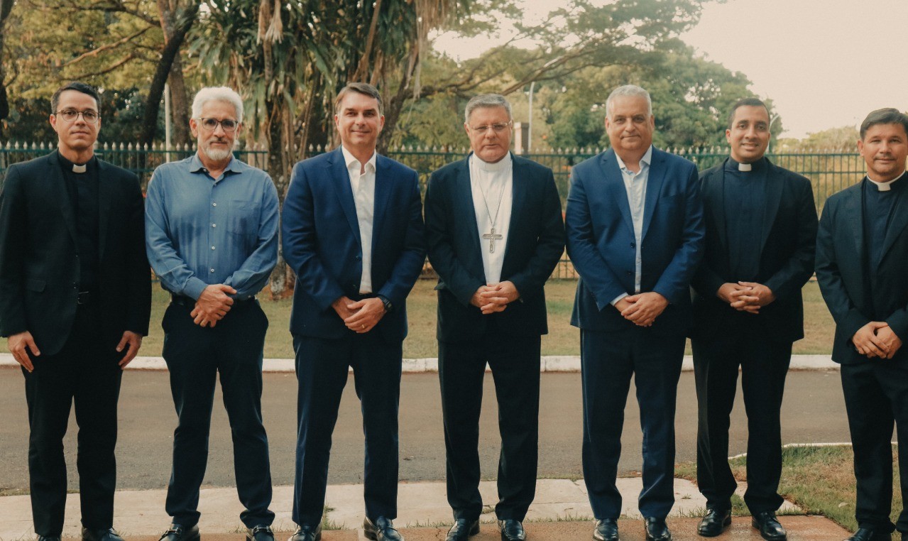 Flávio Bolsonaro visita arcebispo de Brasília e recebe imagem de Nossa Senhora