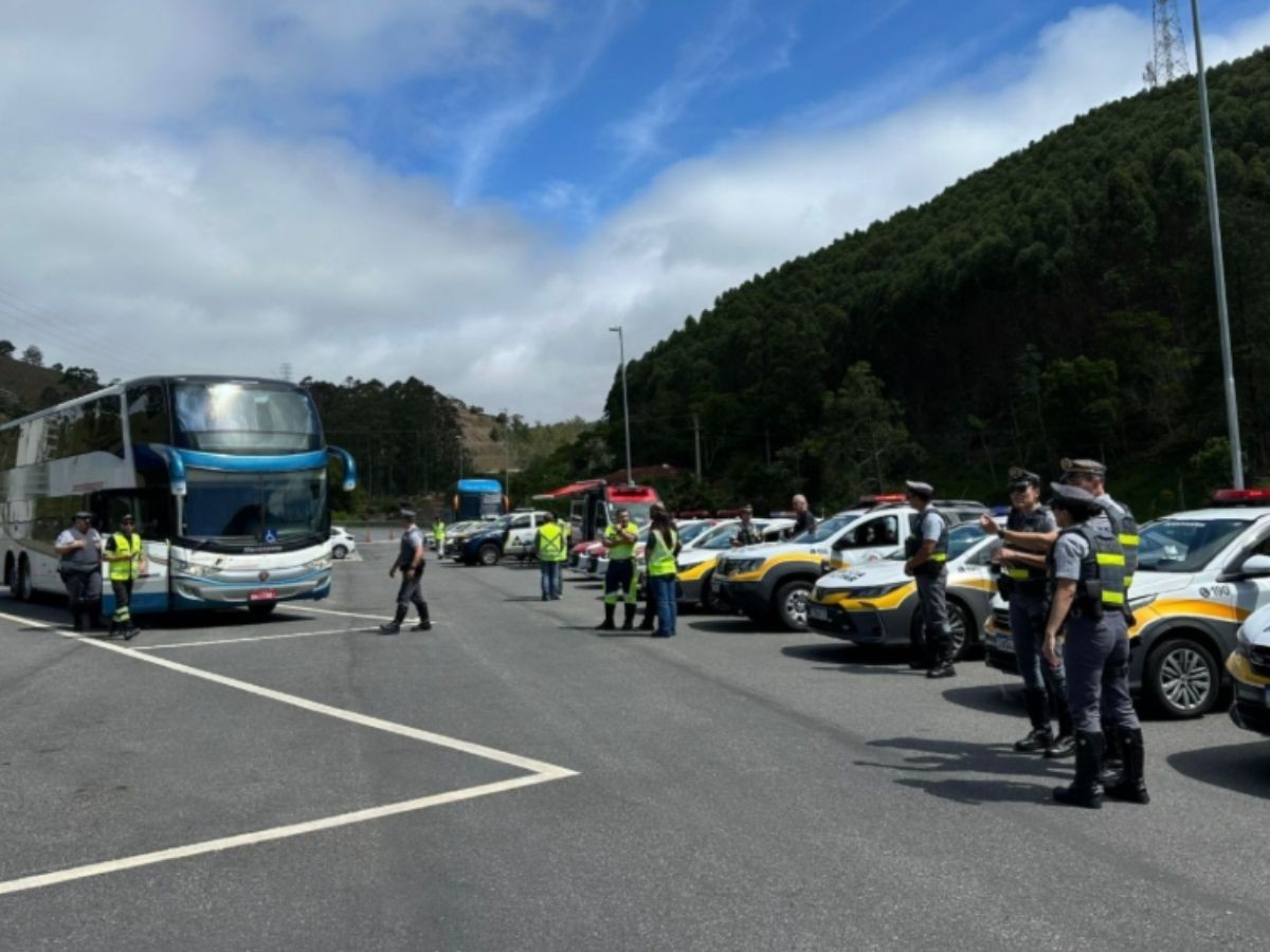 Artesp flagra irregularidades e autua veículos fretados em Santos