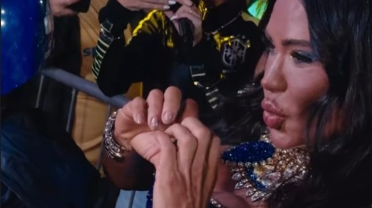 Gracyanne Barbosa é coroada Rainha do Alzirão durante jogo do Brasil