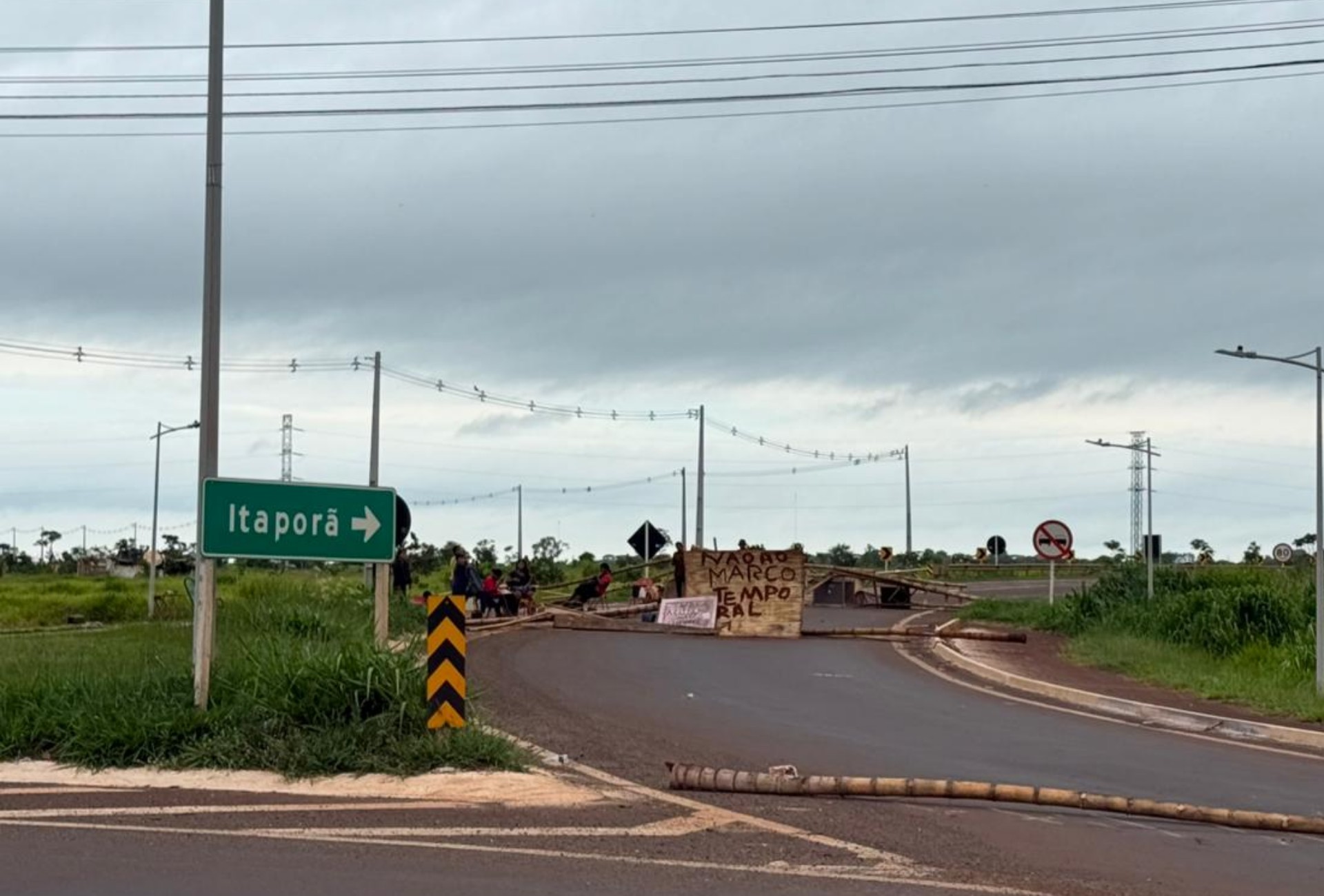 Indígenas bloqueiam MS-162 pelo segundo dia em Dourados durante protesto contra marco temporal