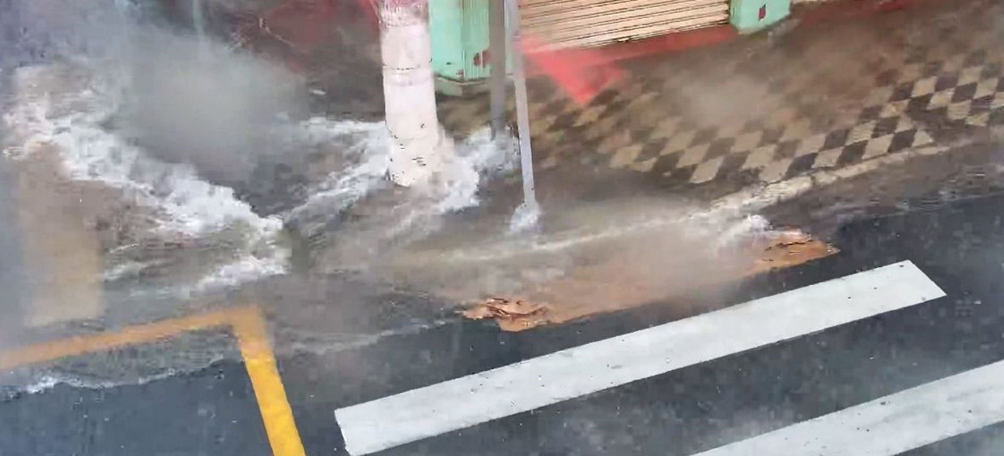 Chuva causa alagamentos em ruas e casas na véspera de Natal em Pouso Alegre, MG