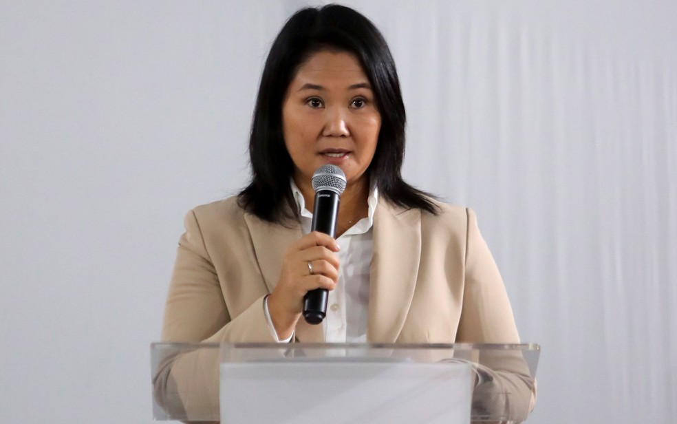 A ex-candidata Keiko Fujimori, durante declaração à imprensa na qual anunciou que irá reconhecer o resultado das eleições presidenciais do Peru, em Lima, na segunda-feira (19) — Foto: Reuters/Sebastian Castaneda 