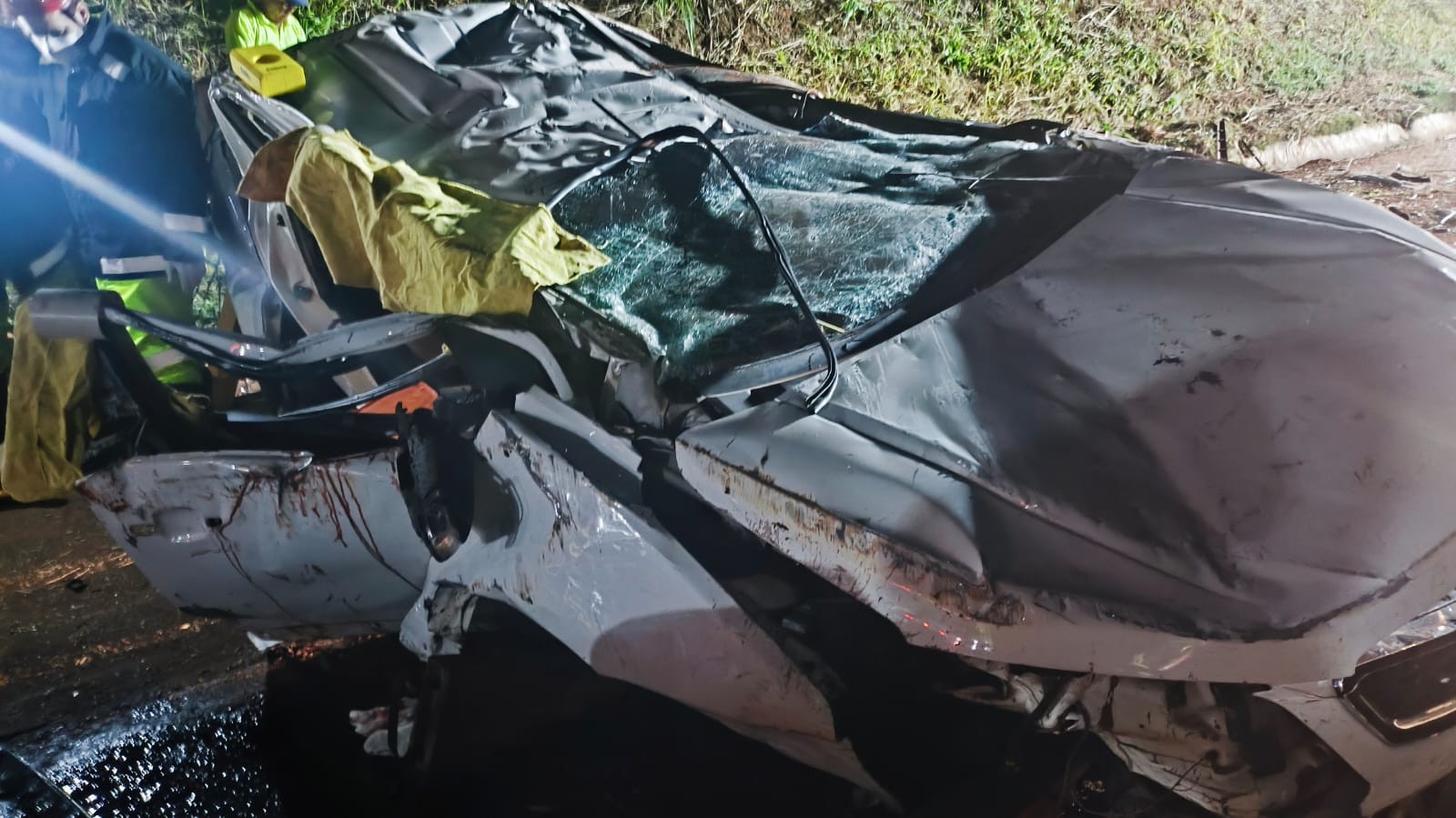 Caminhonete em que os adolescentes estavam ficou completamente destruída — Foto: Defesa Civil