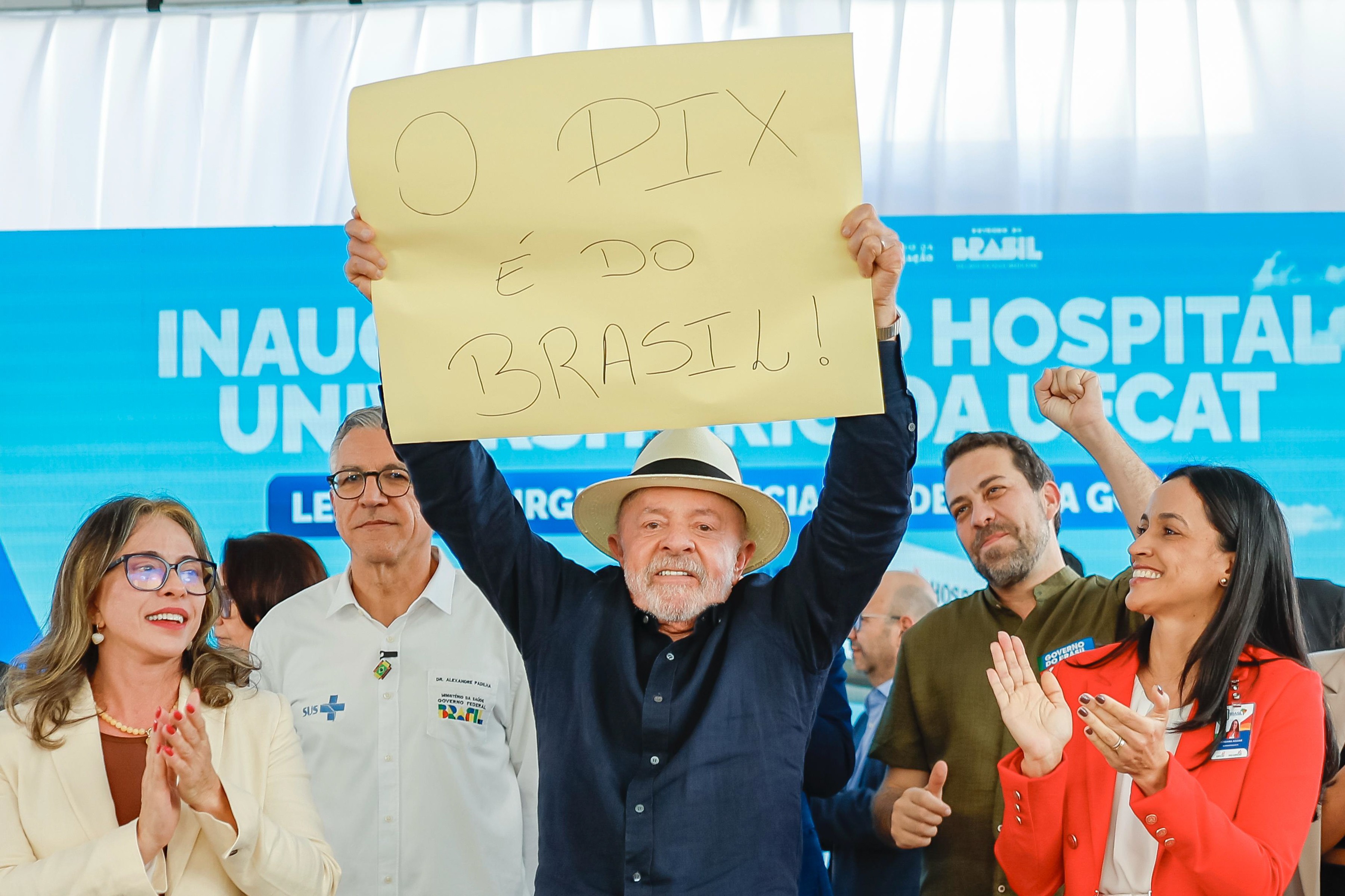 Com cartaz dizendo: 'O PIX é do Brasil', Lula critica tarifaço e diz que aguarda telefonema de Trump