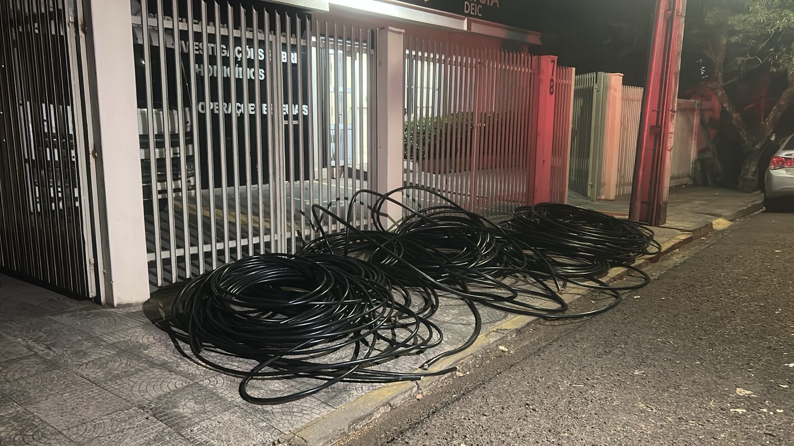 Quadrilha uniformizada finge integrar empresa de telefonia e furta 400kg de cabos de fibra óptica na Rodovia Raposo Tavares