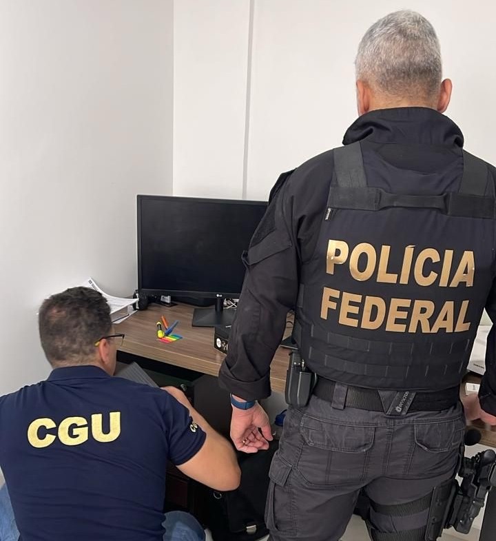 PF cumpre mandados de prisão para investigar tráfico e lavagem de dinheiro, em João Pessoa