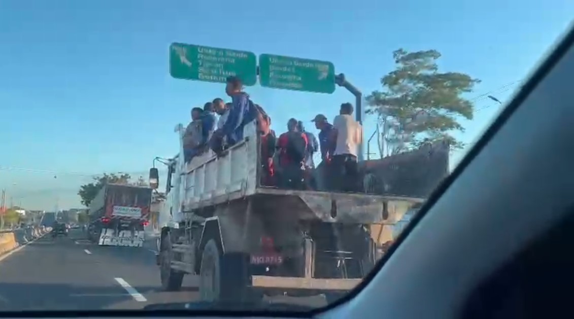 Vídeo: caminhão é flagrado com pessoas em pé na carroceria na BR-316, em Teresina