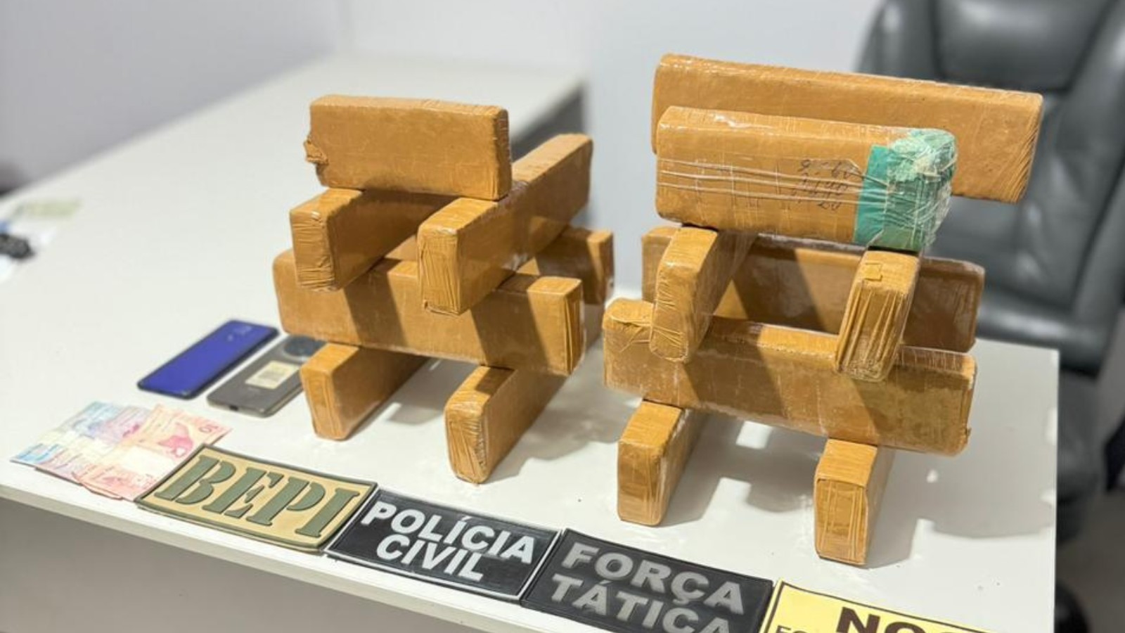 Suspeitos de tráfico são detidos com 15 tabletes de maconha dentro de mala em ônibus interestadual no Piauí