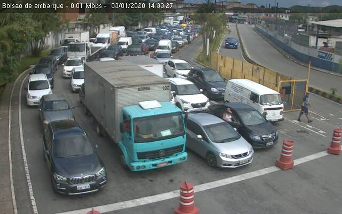 Usuários enfrentam uma hora de fila na travessia de balsas entre Guarujá e Santos Santos e