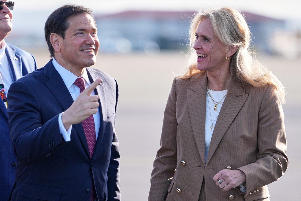 O secretário de Estado dos EUA, Marco Rubio, conversa com a ministra das Relações Exteriores da Islândia, Thorgerdur Katrin Gunnarsdottir. — Foto: Mark Schiefelbein/Pool via REUTERS