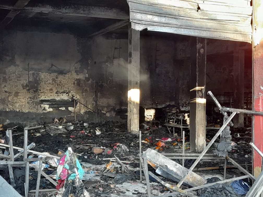Prejuízo e destruição na loja Destaque, em Ribeirão das Neves — Foto: Larissa Bernardes/TV Globo