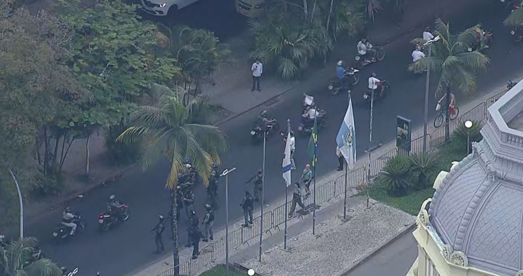 Motociclistas fazem manifestação contra mais de 120 mortes durante a megaoperação nos complexos do Alemão e Penha