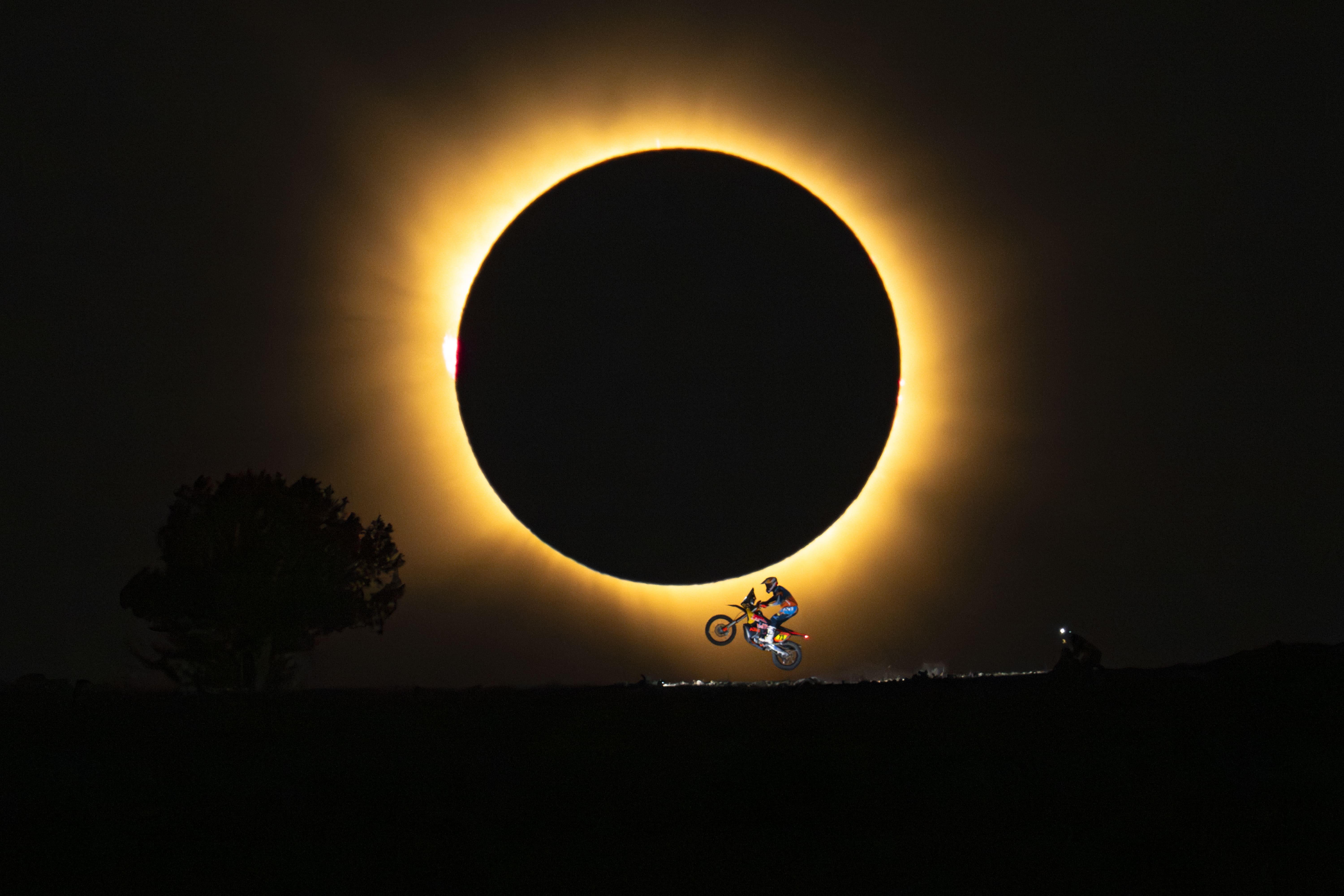 Três anos após viralizar com foto de Ítalo Ferreira, fotógrafo faz novos registros do eclipse; veja FOTOS