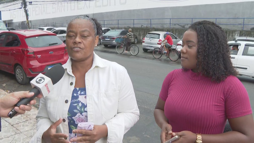 Mãe de Paulo e a irmã, já em Bangu — Foto: Reprodução/TV Globo