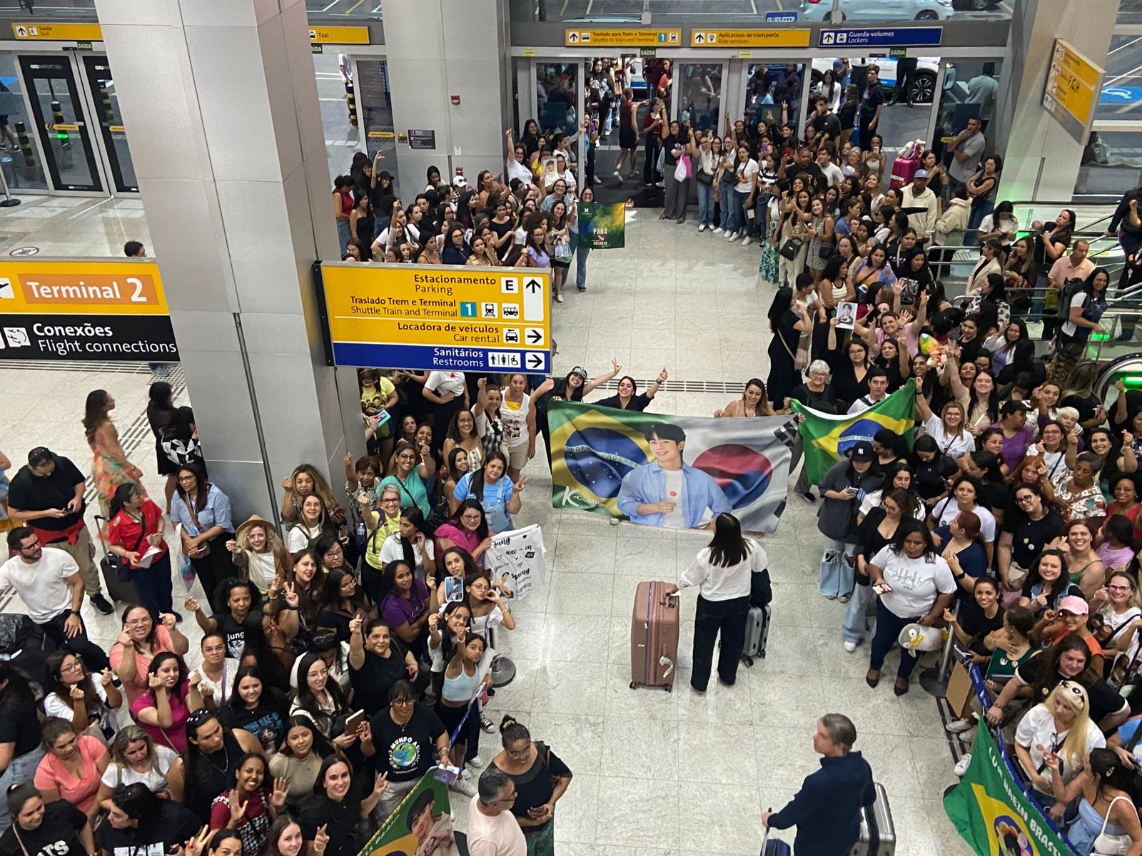 Fãs lotam Aeroporto Internacional de SP para recepcionar ator de K-dramas Jung Hae In; VÍDEO