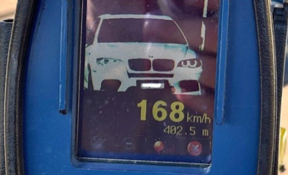 'Acelerar é fácil! Difícil é consolar uma família', diz polícia ao multar BMW flagrada a 168 km/h em SC