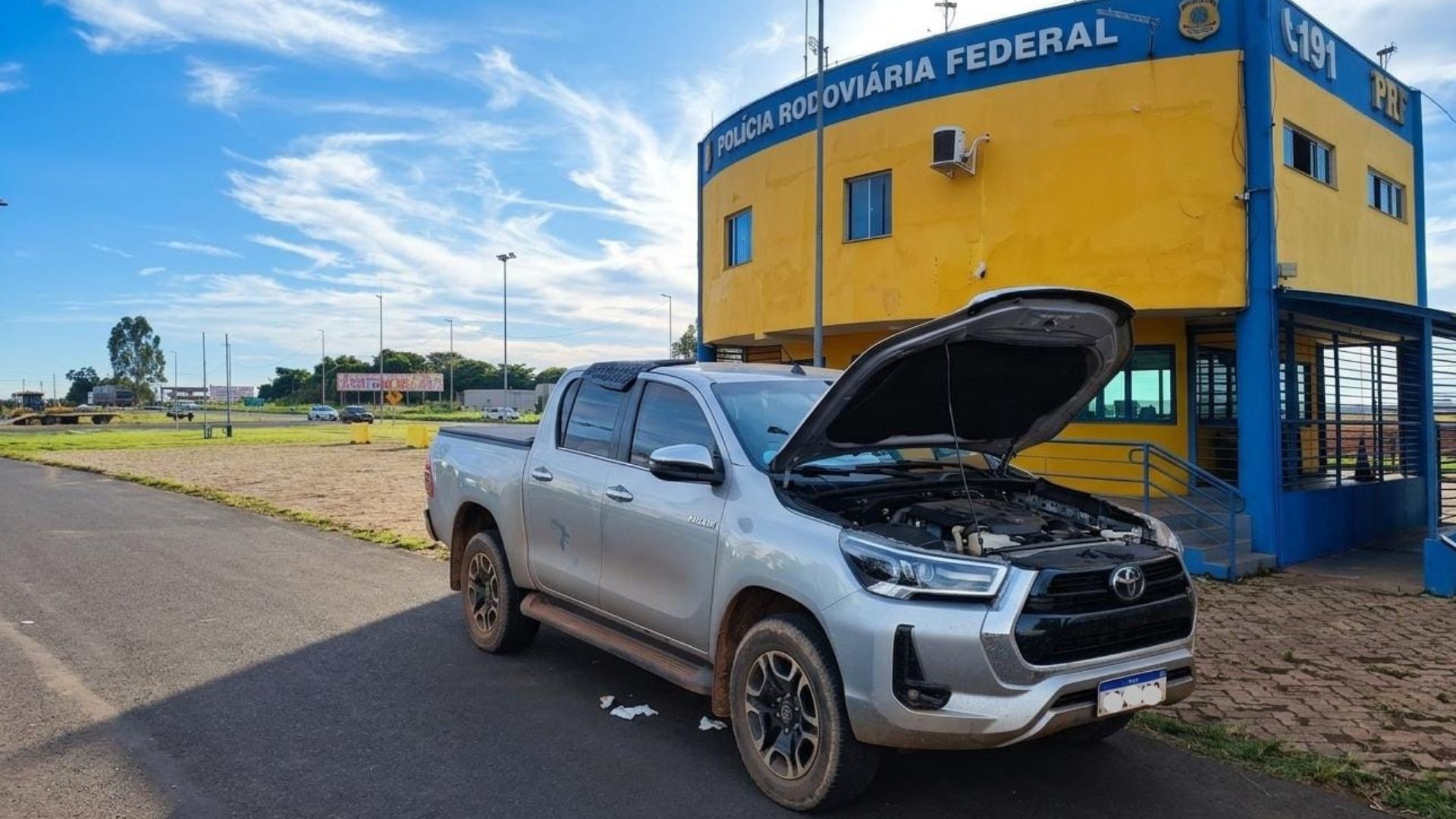 Motorista compra caminhonete de luxo pela internet e veículo é apreendido pela PRF: 'indícios de adulteração'