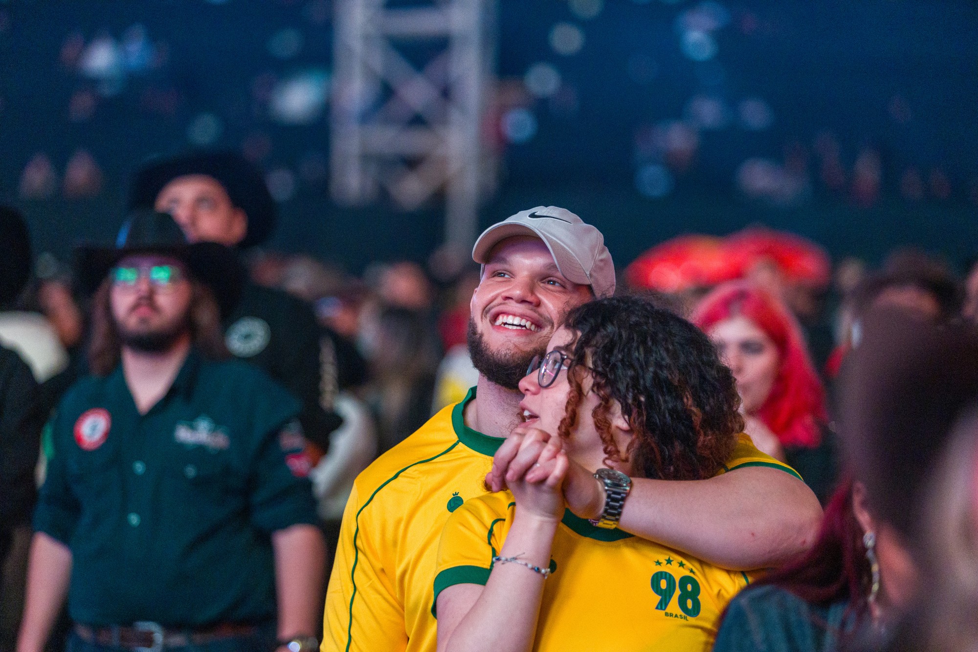 Torcedores unem paixão por sertanejo e futebol em transmissão de jogo do Brasil no rodeio de Americana