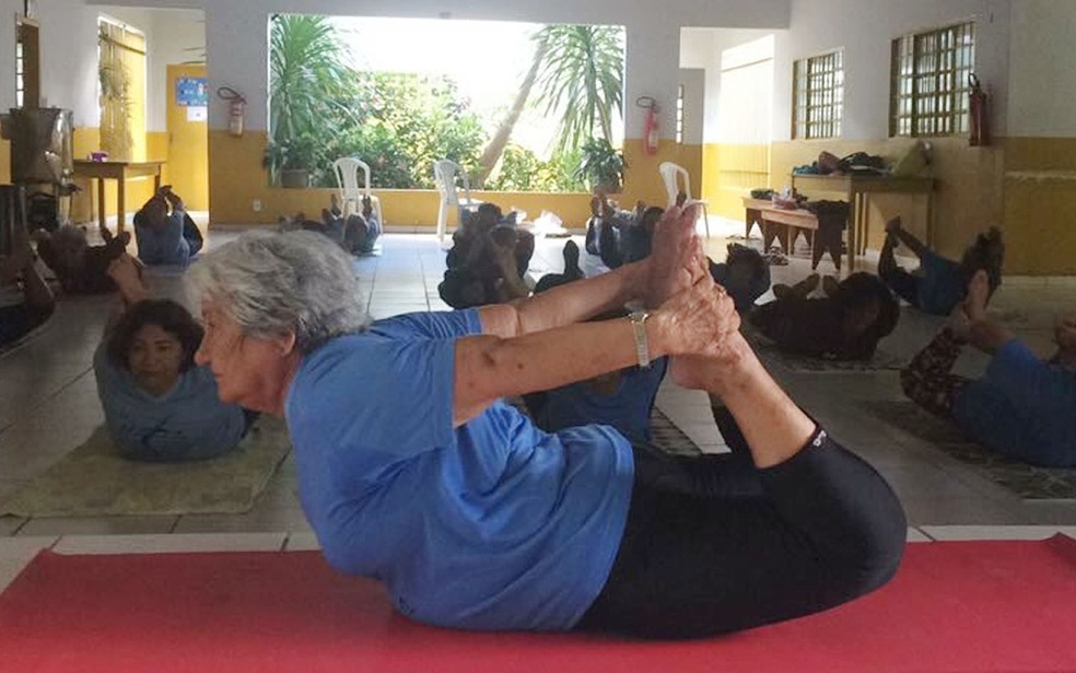 Idosa de 82 anos dá aulas de yoga de graça em centro de