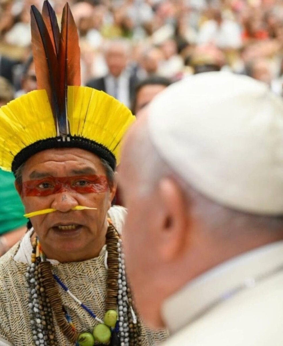 Pai Nani esteve com o papa em 2023 no Vaticano — Foto: Vatican Media