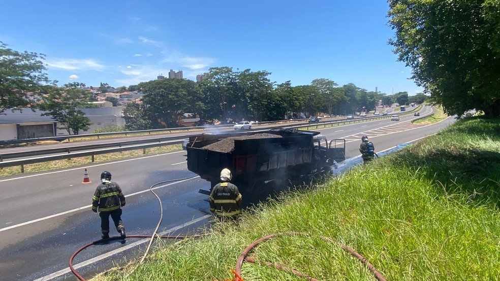 Caminhão pega fogo na Rodovia Raposo Tavares, em Presidente Prudente (SP) — Foto: Aline Costa/TV Fronteira