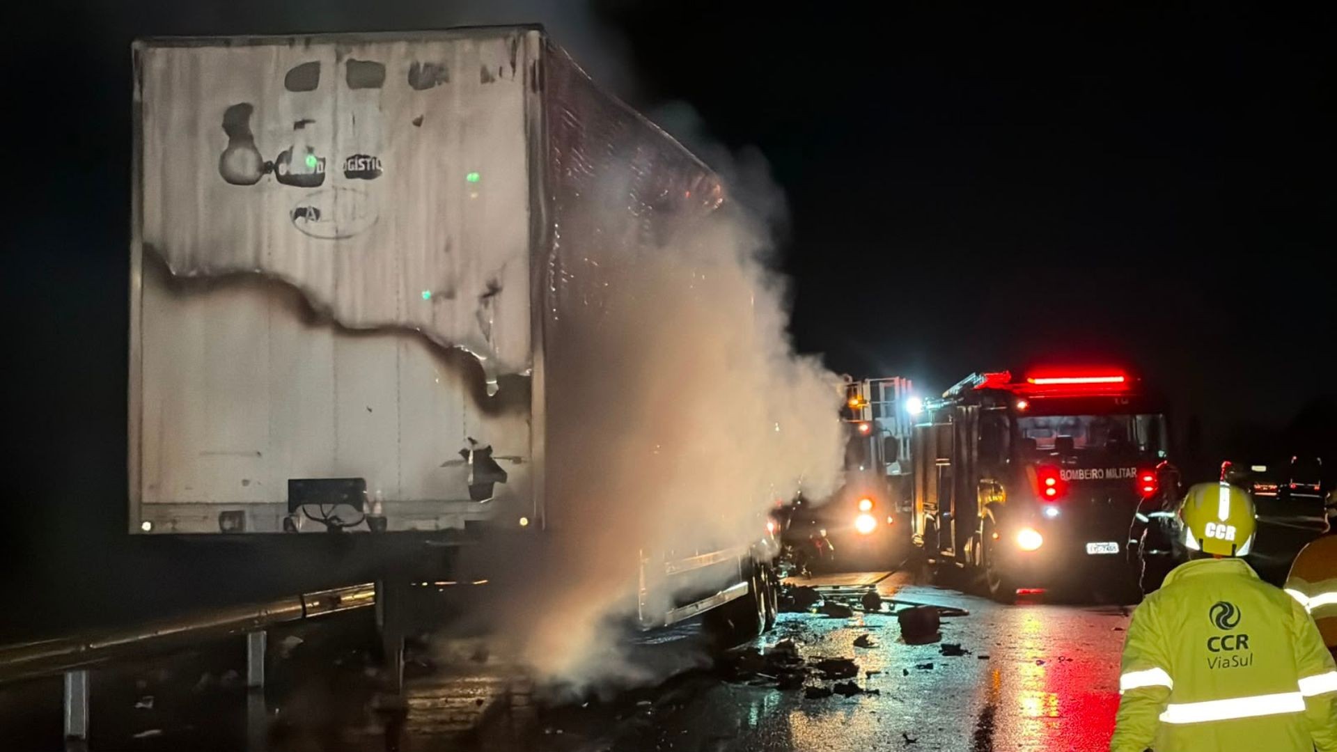 Caminhão que transportava eletrônicos para São Paulo é destruído por incêndio e causa bloqueio na freeway