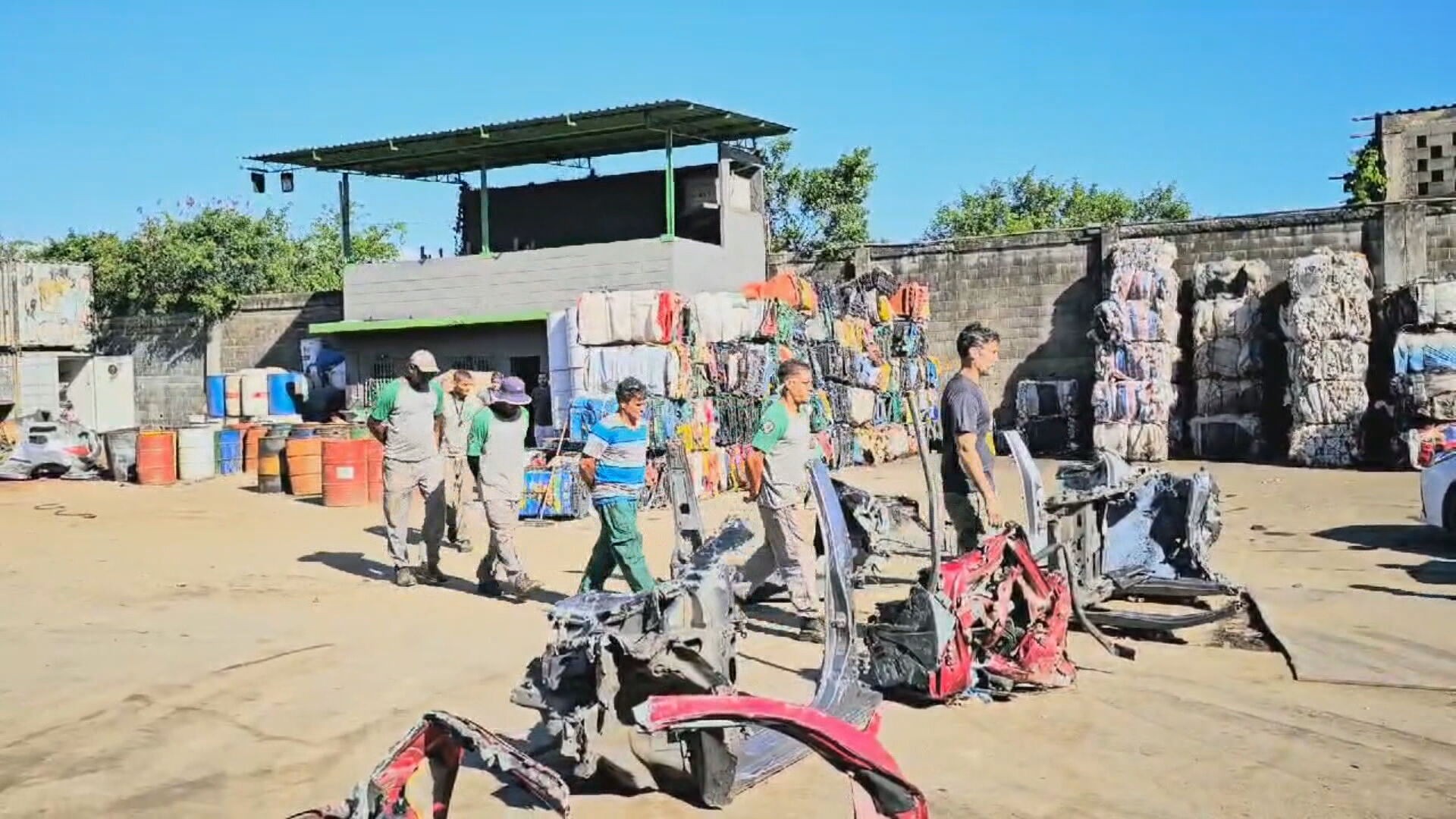 Quinze pessoas são presas em ação da polícia contra desmanche de veículos roubados em Duque de Caxias