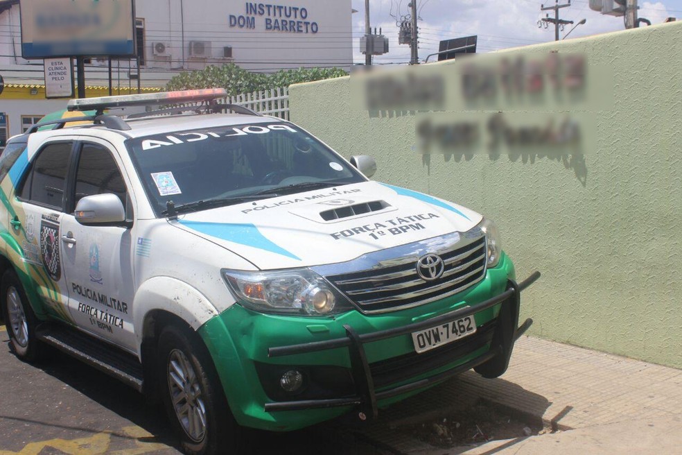 Policiais do 1º Batalhão da Polícia Militar foram até o local após serem acionados — Foto: Fernando Brito/G1