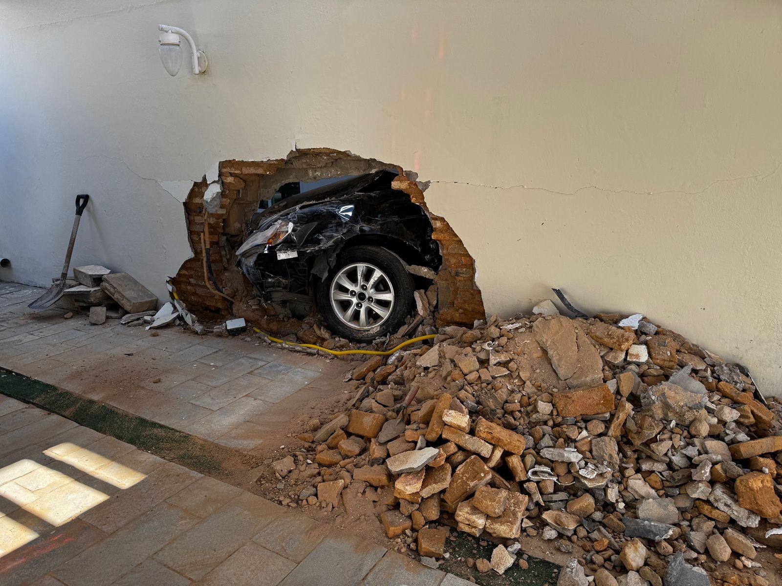 Carro desgovernado invade duas casas na Zona Norte de Natal