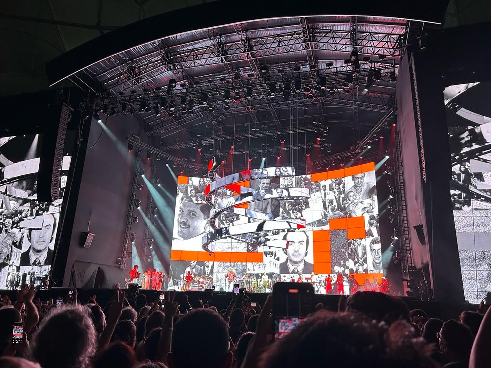 Imagens de vítimas da ditadura militar, como Rubens Paiva, foram exibidas no teçao durante a música "Cálice". — Foto: Malu Vieira/g1