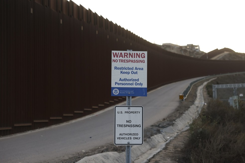 Trump justifica tarifas sobre produtos de Canadá e México com necessidade de controlar fronteiras dos EUA. — Foto: Caroline Brehman/EPA-EFE/Shutterstock