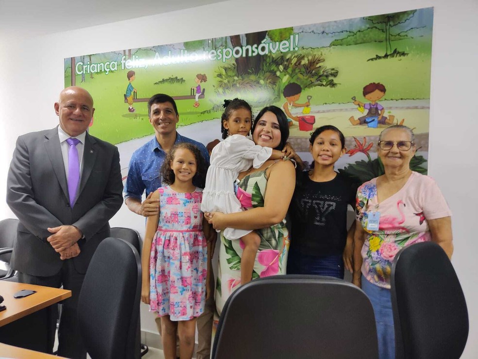Casal com as tr�s filhas no dia da audi�ncia de ado��o, em 2023 � Foto: Reprodu��o/Arquivo Pessoal