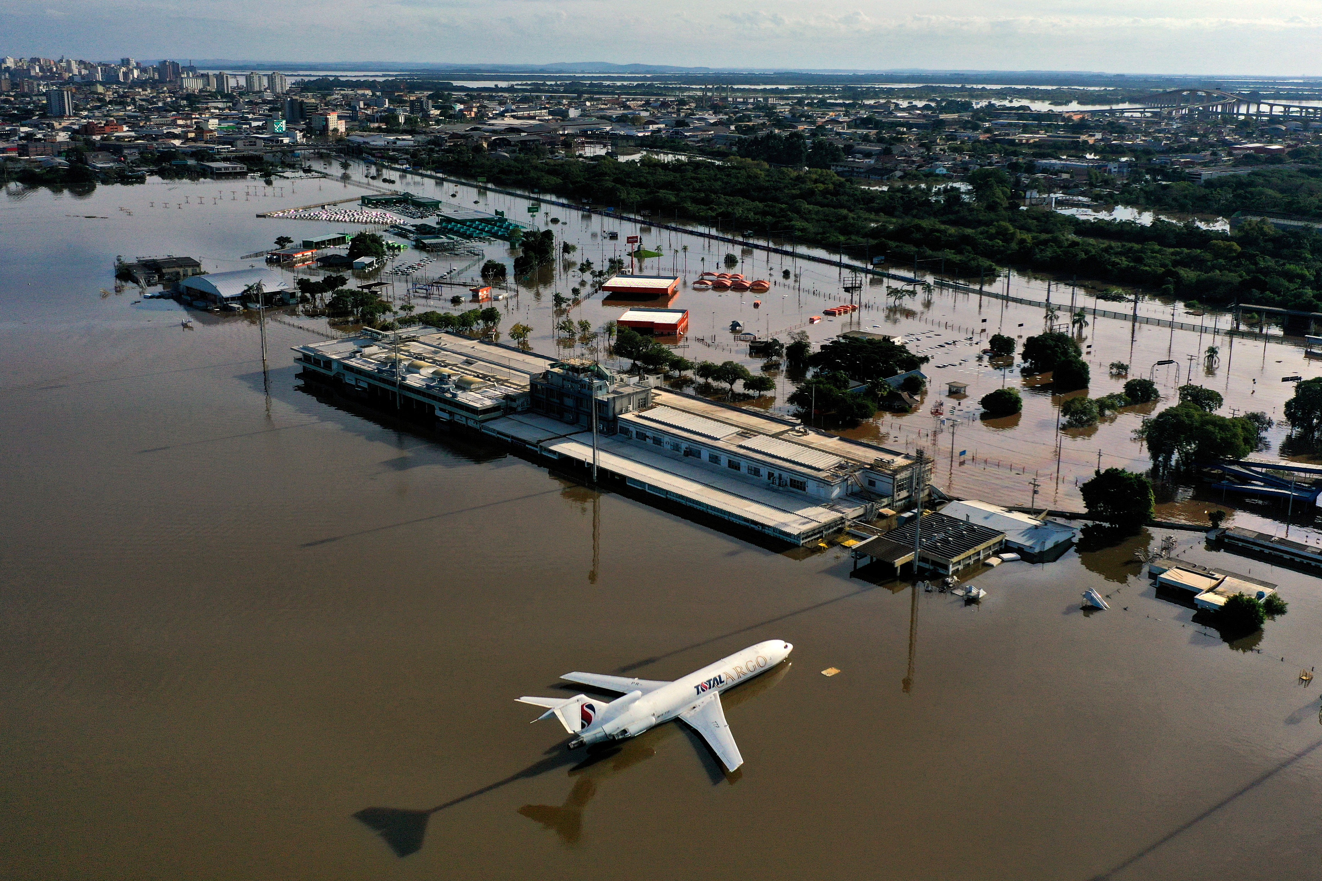 Imagem de drone mostra avio em meio a alagamento no Aeroporto Internacional Salgado Filho, em Porto Alegre, no dia 7 de maio de 2024